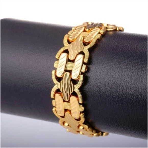 Mens "Jeremiah" 18K Gold Plated Curving Bracelet - Picture 4 of 4
